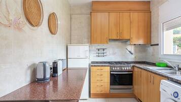 Een koelkast, een magnetron, een oven, een vaatwasser