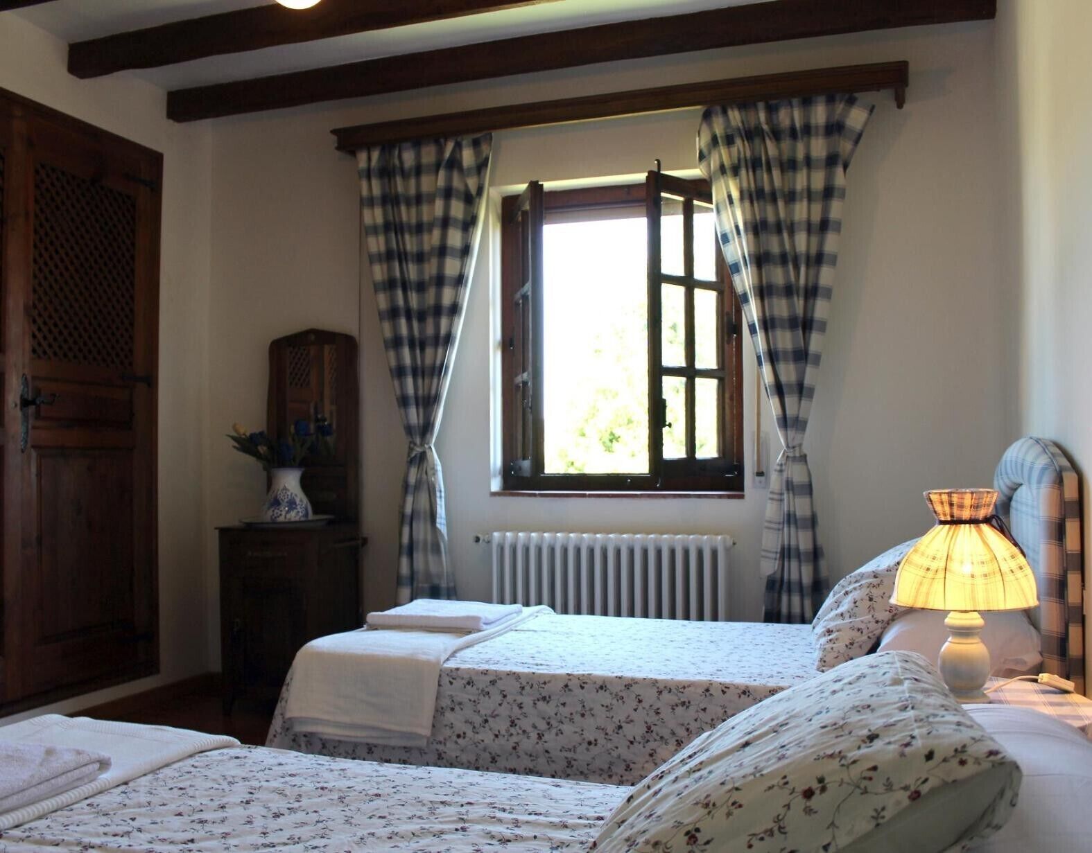 4 slaapkamers, een strijkplank/strijkijzer, gratis wifi, beddengoed