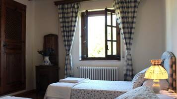 4 slaapkamers, een strijkplank/strijkijzer, gratis wifi, beddengoed