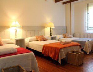 4 bedrooms, iron/ironing board, free WiFi, bed sheets