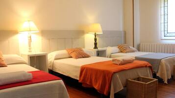 4 slaapkamers, een strijkplank/strijkijzer, gratis wifi, beddengoed