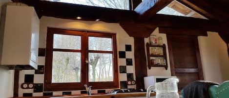 Jääkaappi, mikroaaltouuni, liesi, kahvin-/teenkeitin