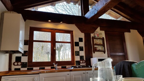 Fridge, microwave, stovetop, coffee/tea maker - Cottage 'La Morada Del Molinero' with Private Garden and Wi-Fi (Saldaña)