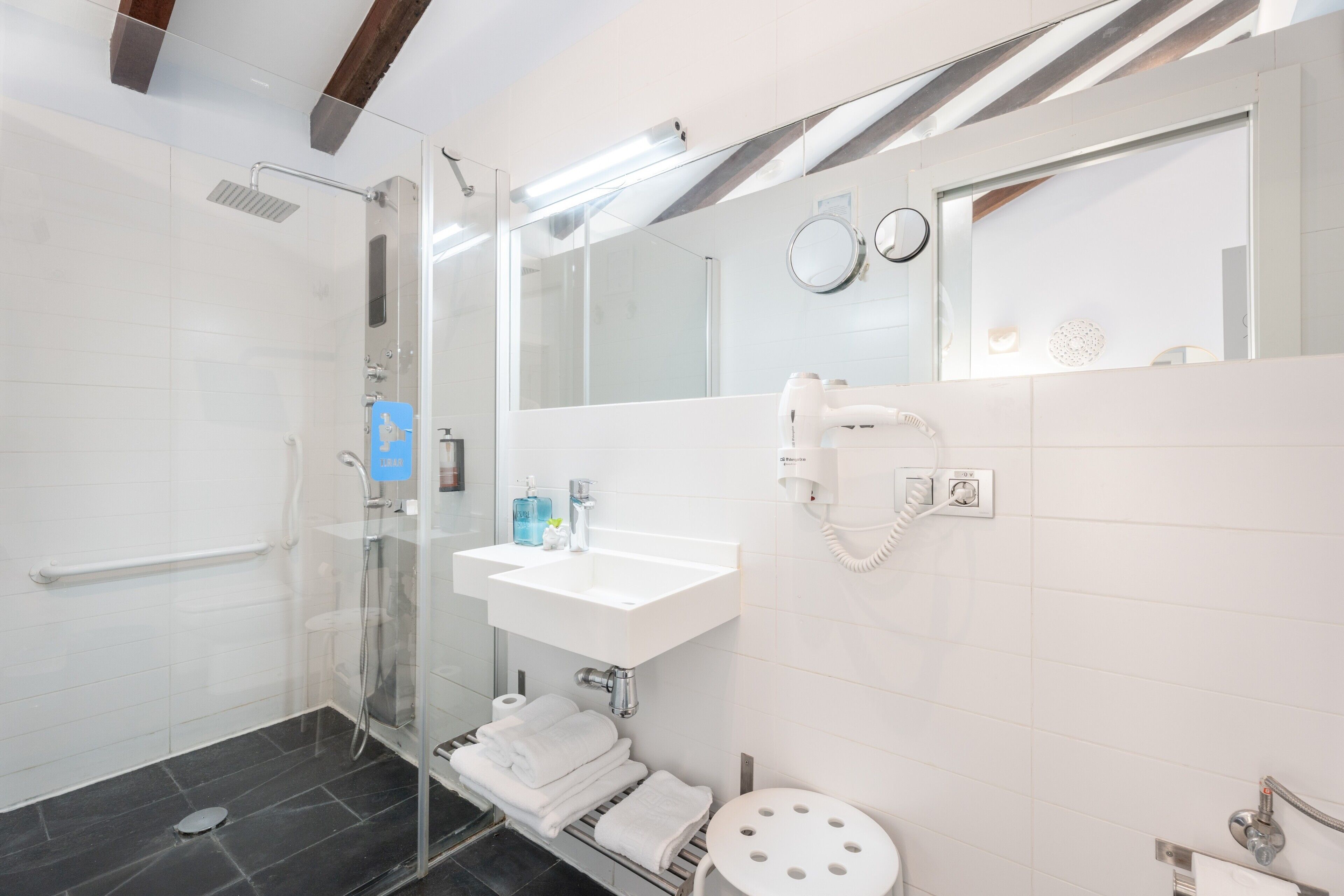 Shower, hair dryer, towels