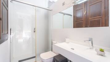 Ducha, secador de pelo y toallas
