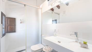 Een douche, een haardroger, handdoeken