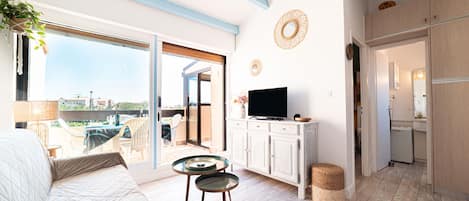 TV, tavolo da ping pong