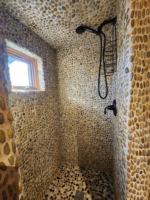 Douche, sĂšche-cheveux, serviettes fournies, savon