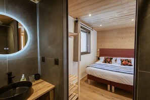 5 bedrooms, free WiFi, bed sheets