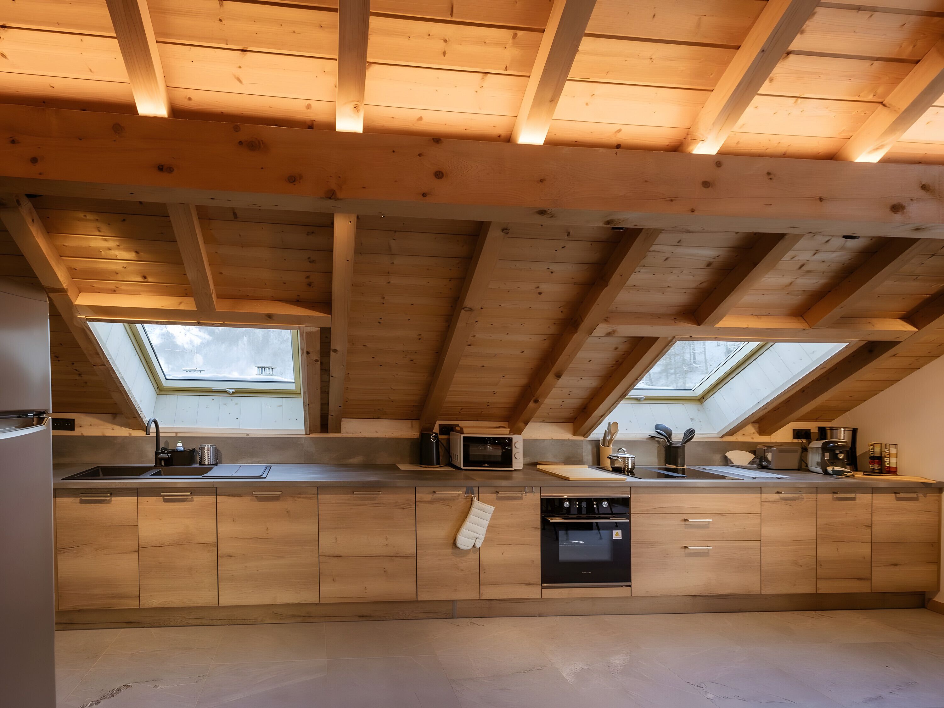 Een koelkast, een microgolfoven, een oven, een kookplaat