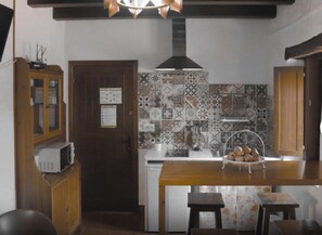 Een microgolfoven, een oven, een kookplaat, een vaatwasser