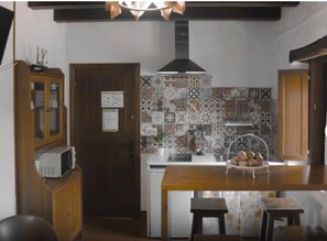 Een microgolfoven, een vaatwasser