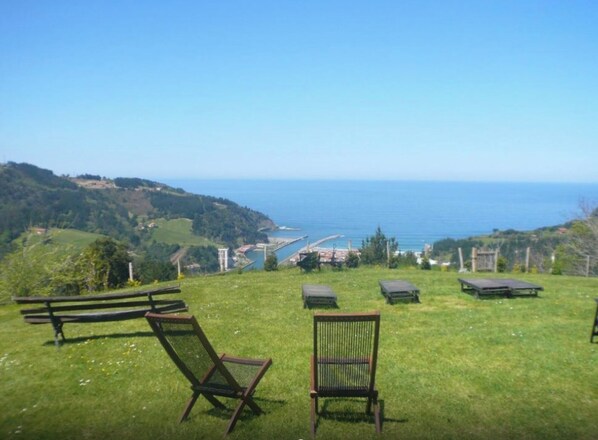 Property grounds - Double Room '3' with Mountain Views, Private Garden and Wi-Fi (Deba)