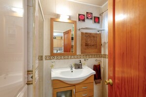 淋浴设施、吹风机、毛巾