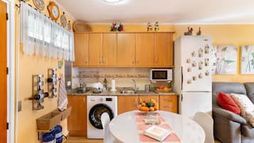 Frigorifero, microonde, forno, piano cottura