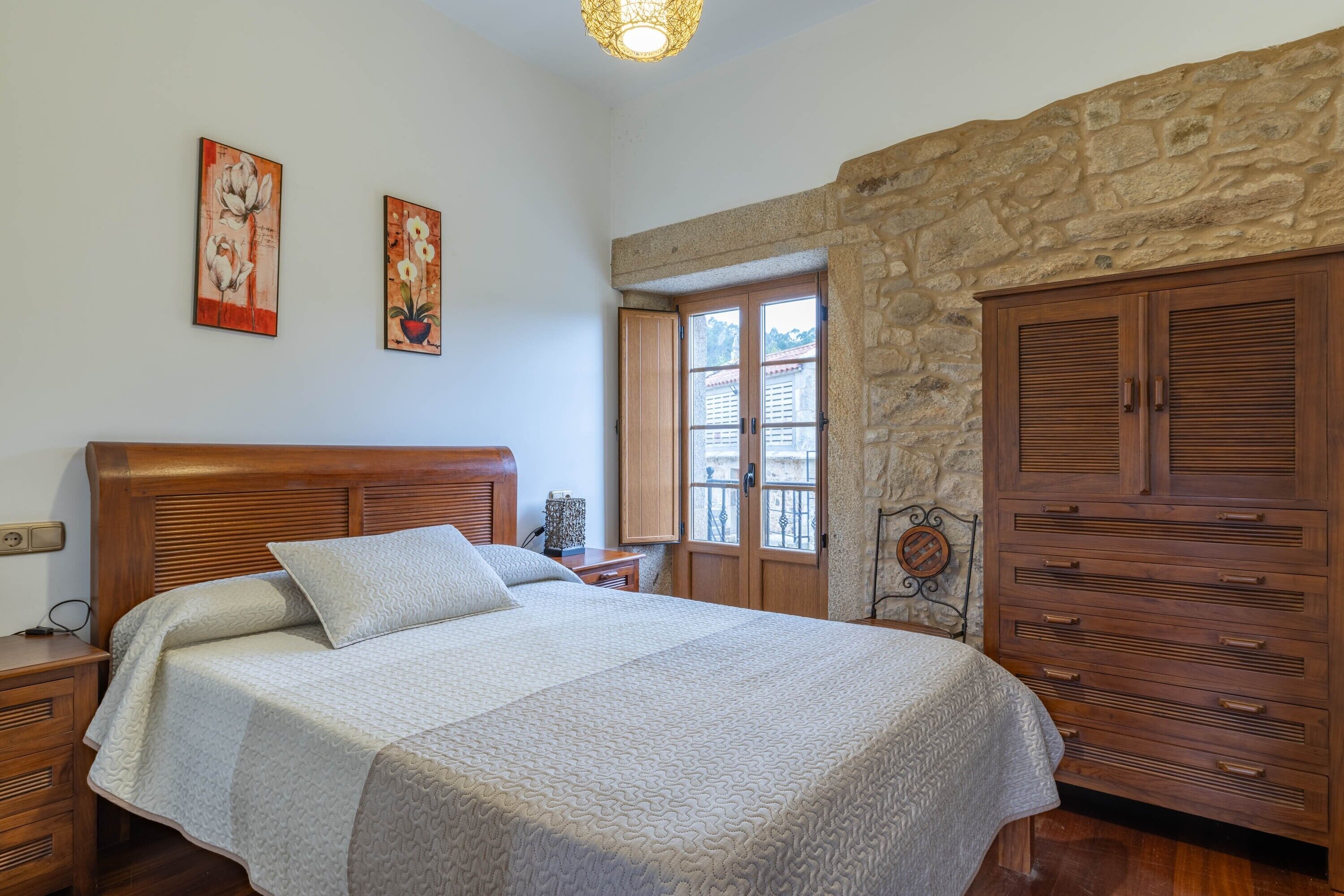 5 bedrooms, free WiFi, bed sheets