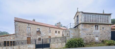 المنشأة من الخارج