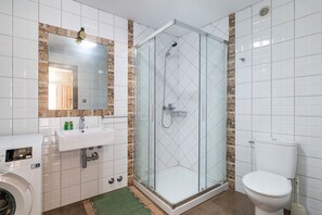 Shower, hair dryer, towels - Country House 'Arijón' with Sea View, Private Pool and Wi-Fi (Arteixo)