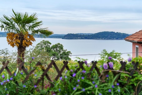 Parco della struttura. Guest House 'Sunset On The Lake' con vista sul lago, terrazza privata e Wi-Fi