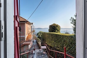 Property grounds - Guest House 'Sunset On The Lake' with Lake View, Private Terrace and Wi-Fi (Belgirate)