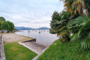 Marina - Guest House 'Sunset On The Lake' with Lake View, Private Terrace and Wi-Fi (Belgirate)