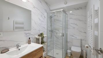 Shower, hair dryer, towels