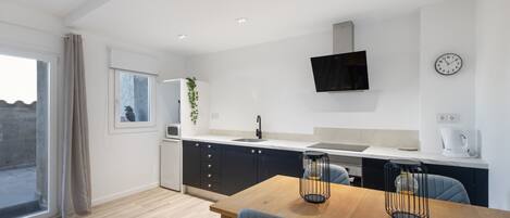 冷蔵庫、電子レンジ、オーブン、コンロ