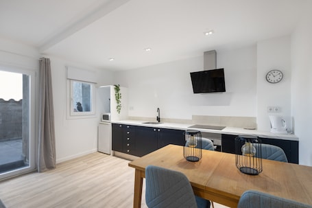 Fridge, microwave, oven, stovetop. Apartment 'Cal Brigida' with Mountain Views, Wi-Fi and Air Conditioning