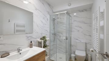 Shower, hair dryer, towels