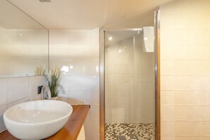 Douche, sèche-cheveux, serviettes fournies