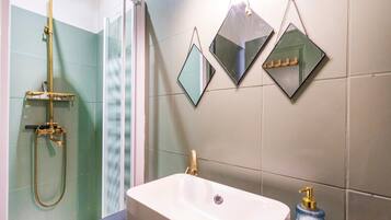 Ducha, secador de pelo y toallas