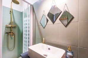 Shower, hair dryer, towels - Cozy Renovated Studio in Central Biarritz | 2 Min to Beaches & Market | Absolute Calm (Biarritz)