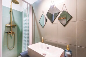 Dusche, Haartrockner, HandtĂŒcher