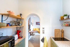 Fridge, microwave, oven, stovetop - Cozy Renovated Studio in Central Biarritz | 2 Min to Beaches & Market | Absolute Calm (Biarritz)