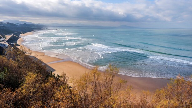 A coastal landscape with a beach, ocean, and distant mountains. - Cozy renovated studio in central Biarritz - 2 min to beaches & market - Absolute calm (Biarritz)