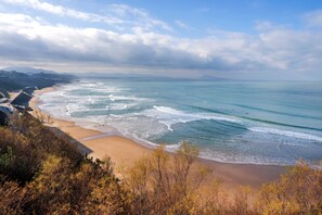 Beach nearby - Cozy Renovated Studio in Central Biarritz | 2 Min to Beaches & Market | Absolute Calm (Biarritz)