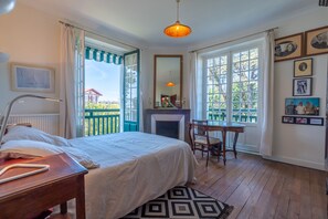 5 bedrooms, iron/ironing board, free WiFi, bed sheets