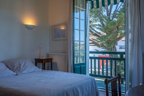 5 bedrooms, iron/ironing board, free WiFi, bed sheets