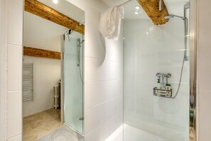 Shower, hair dryer, towels - Apartment 'Le Voltaire' with Wi-Fi (Sète)