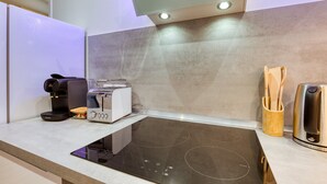 コーヒー / ティーメーカー、冷蔵庫、電子レンジ、オーブン