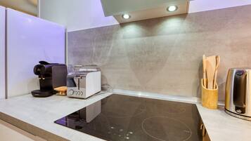 Køleskab, mikrobølgeovn, ovn, kogeplade