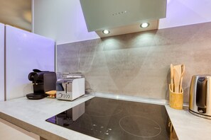 Réfrigérateur, micro-ondes, four, plaque de cuisson