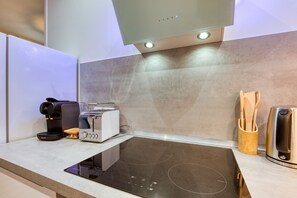 雪櫃、微波爐、焗爐、爐具