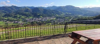 Casa rural 'Autxikoborda I' con vistas a la montaña, jardín privado y Wi-Fi