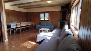 A living room with a sofa, a table, and a bench. - Country House 'Autxikoborda Bajo' with Mountain View, Private Garden and Wi-Fi (Elizondo)