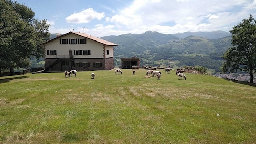 Country House 'Autxikoborda Bajo' with Mountain View, Private Garden and Wi-Fi
