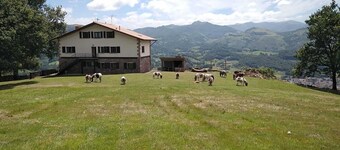 Country House 'Autxikoborda Bajo' with Mountain View, Private Garden and Wi-Fi