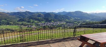 Casa rural 'Autxikoborda' con vistas a la montaña, jardín privado y Wi-Fi