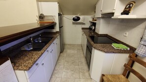 Jääkaappi, mikroaaltouuni, kahvin-/teenkeitin