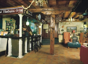 A bar area with a wooden ceiling, a clock, and a sign reading '1900'. - Suite 2 with Mountain Views, Shared Terrace and Wi-Fi (CIDONES)